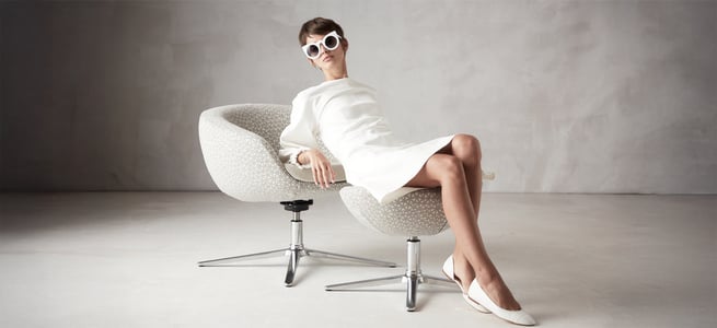 lounge-woman-on-orbit