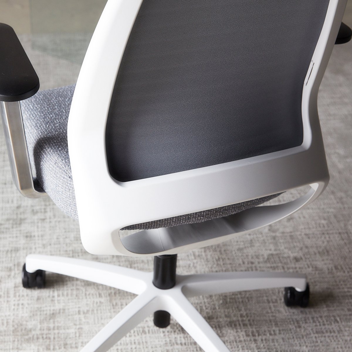 4u-white-frame-grey-groove-back-close-up