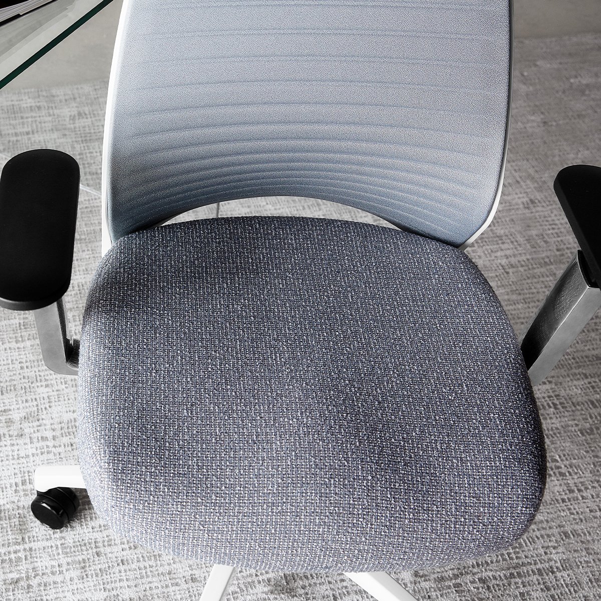 4u-white-frame-grey-groove-seat-close-up
