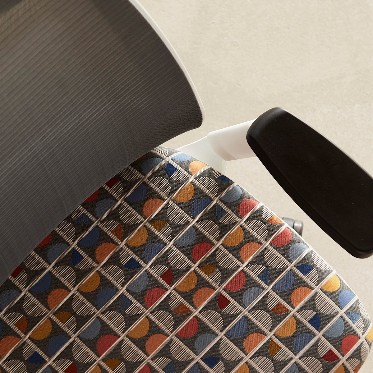 4u-white-frame-stardust-mesh-seat-close-up