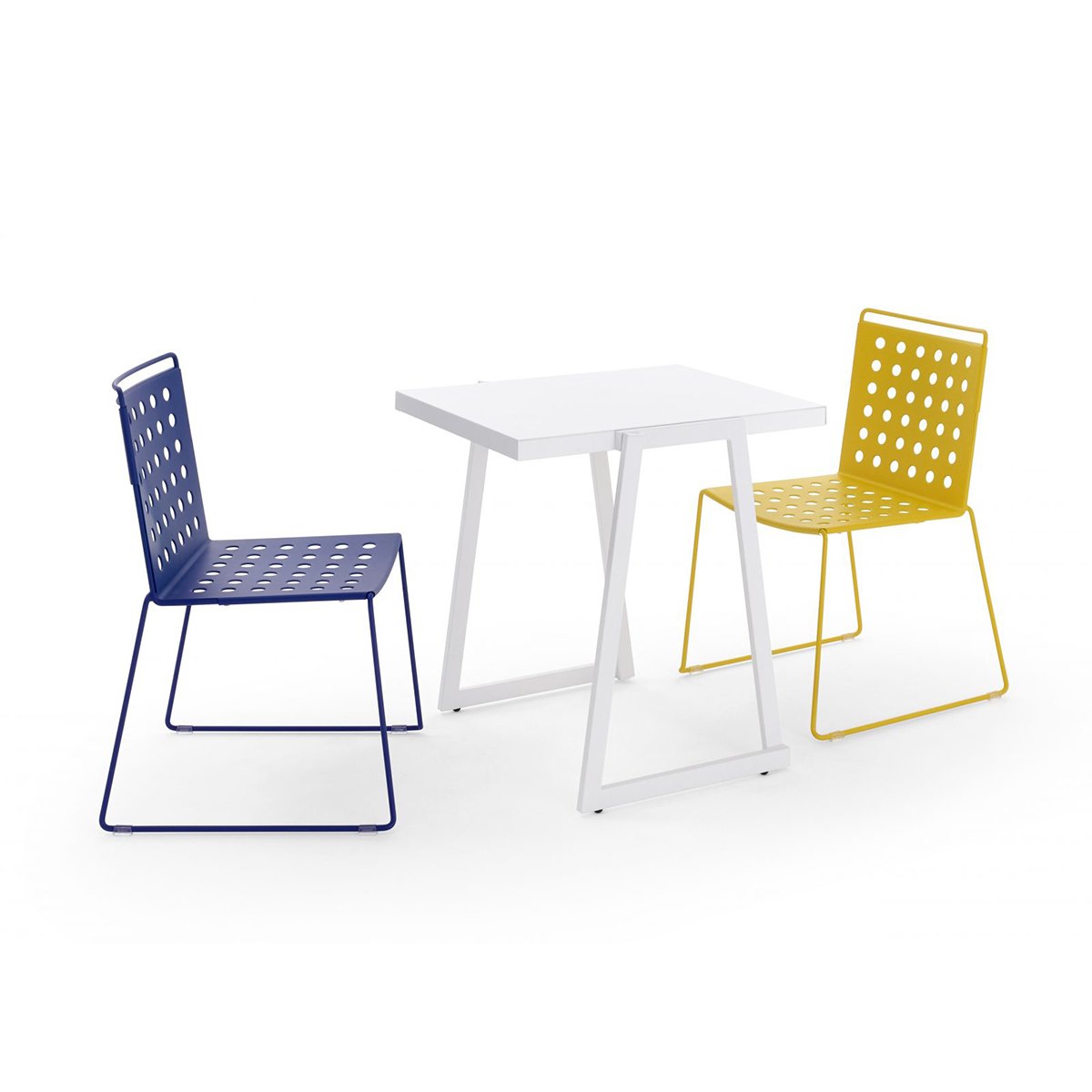 cortina-single-table-with-two-splash-air-chairs