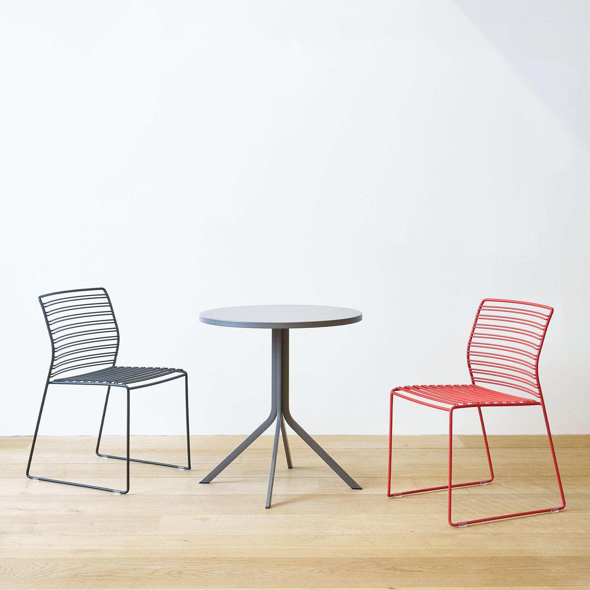 libra-wired-anthracite-and-red-chairs-and-oreka-table