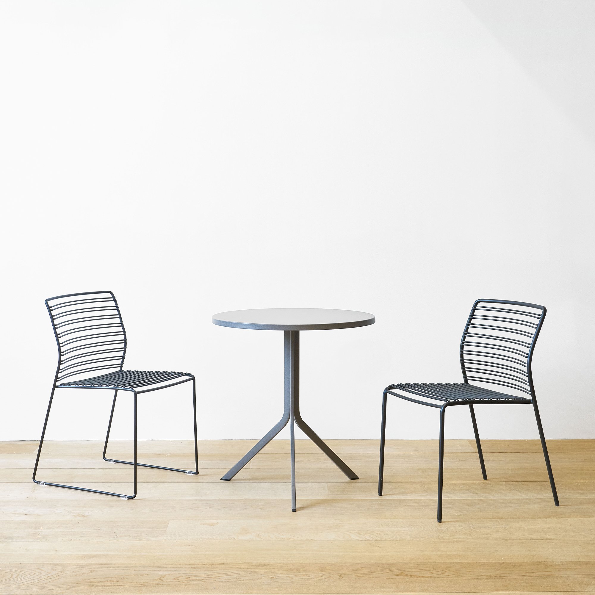 libra-wired-anthracite-chairs-and-oreka-table