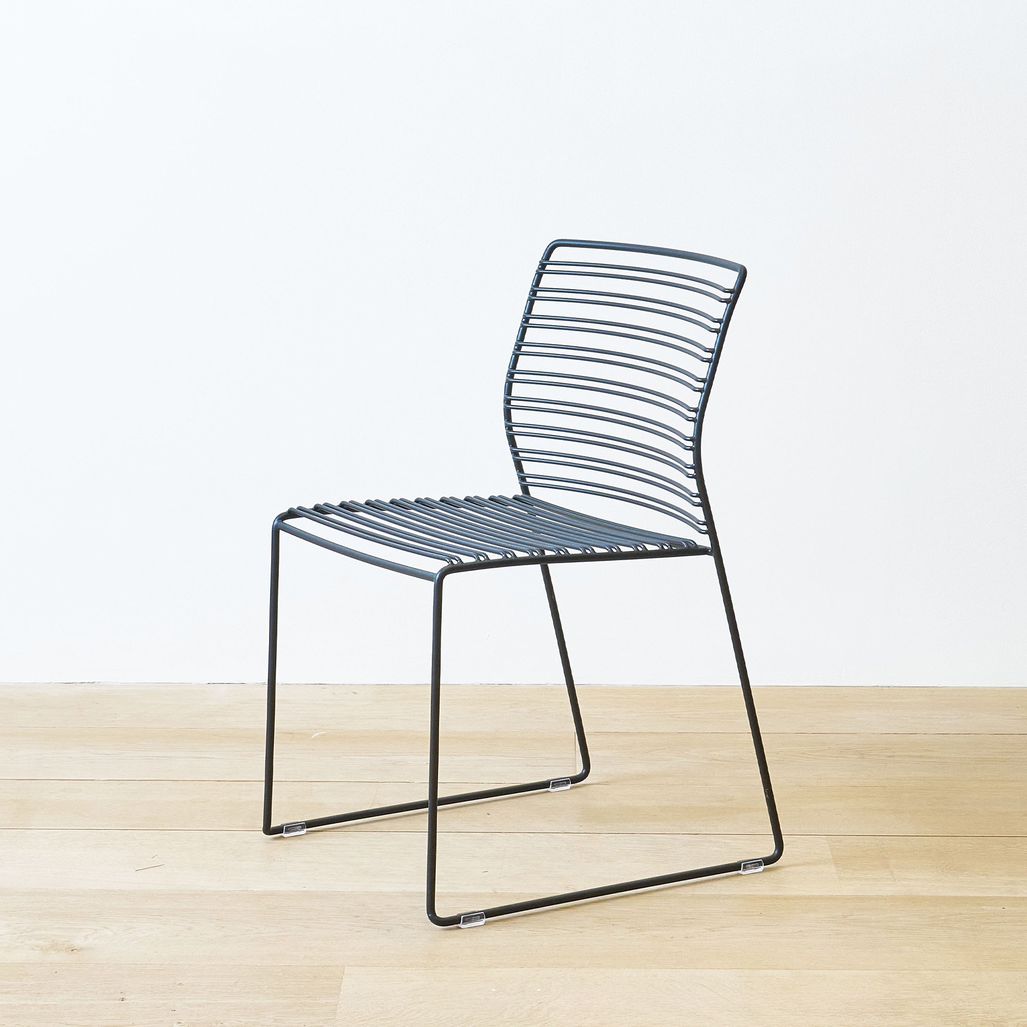 libra-wired-anthracite-sled-base-chair