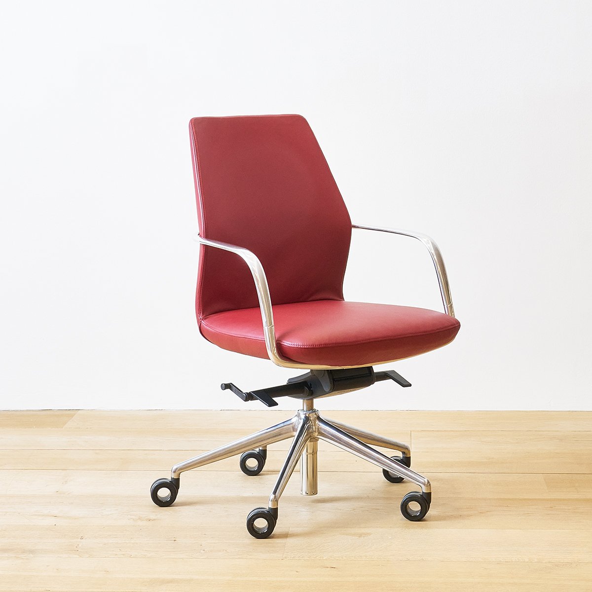 lovelli-mid-back-polished-finish-red-coated-performance-front45