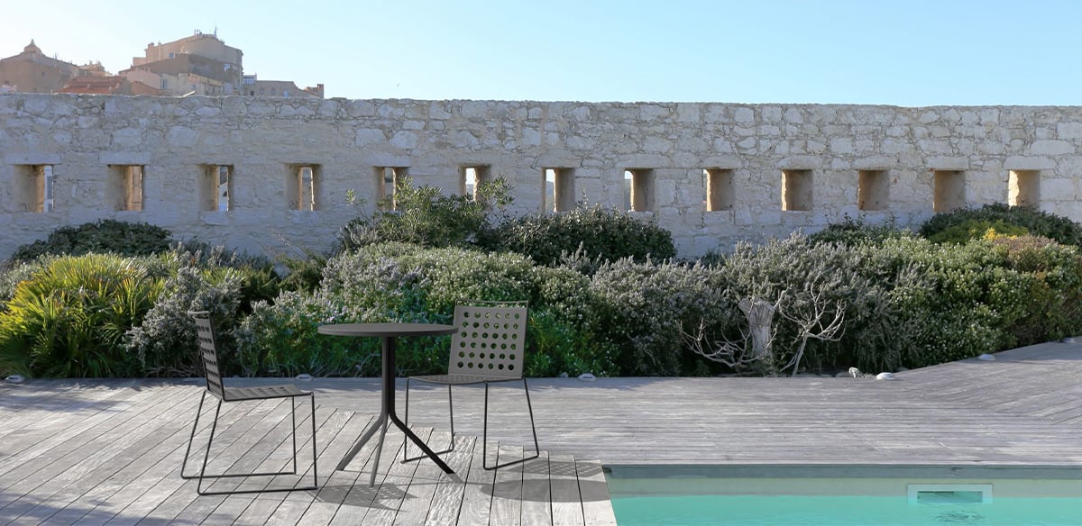 Oreka table by pool with Splash Air chairs