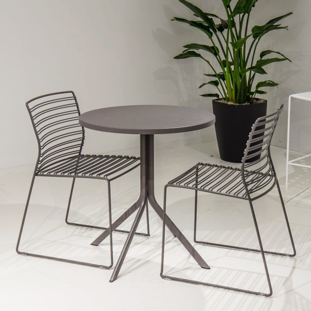 oreka-tables-with-libra-wired-chairs-anthracite