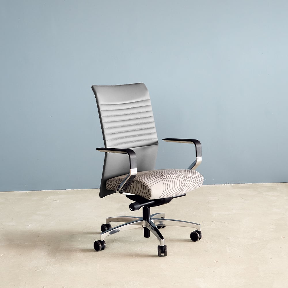 proform-parallel-stitch-grey-leather-patterned-seat-polished-framework-front45