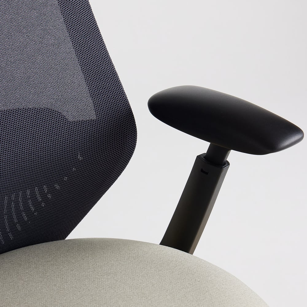 rise-chair-black-framework-adjustable-arm-close-up