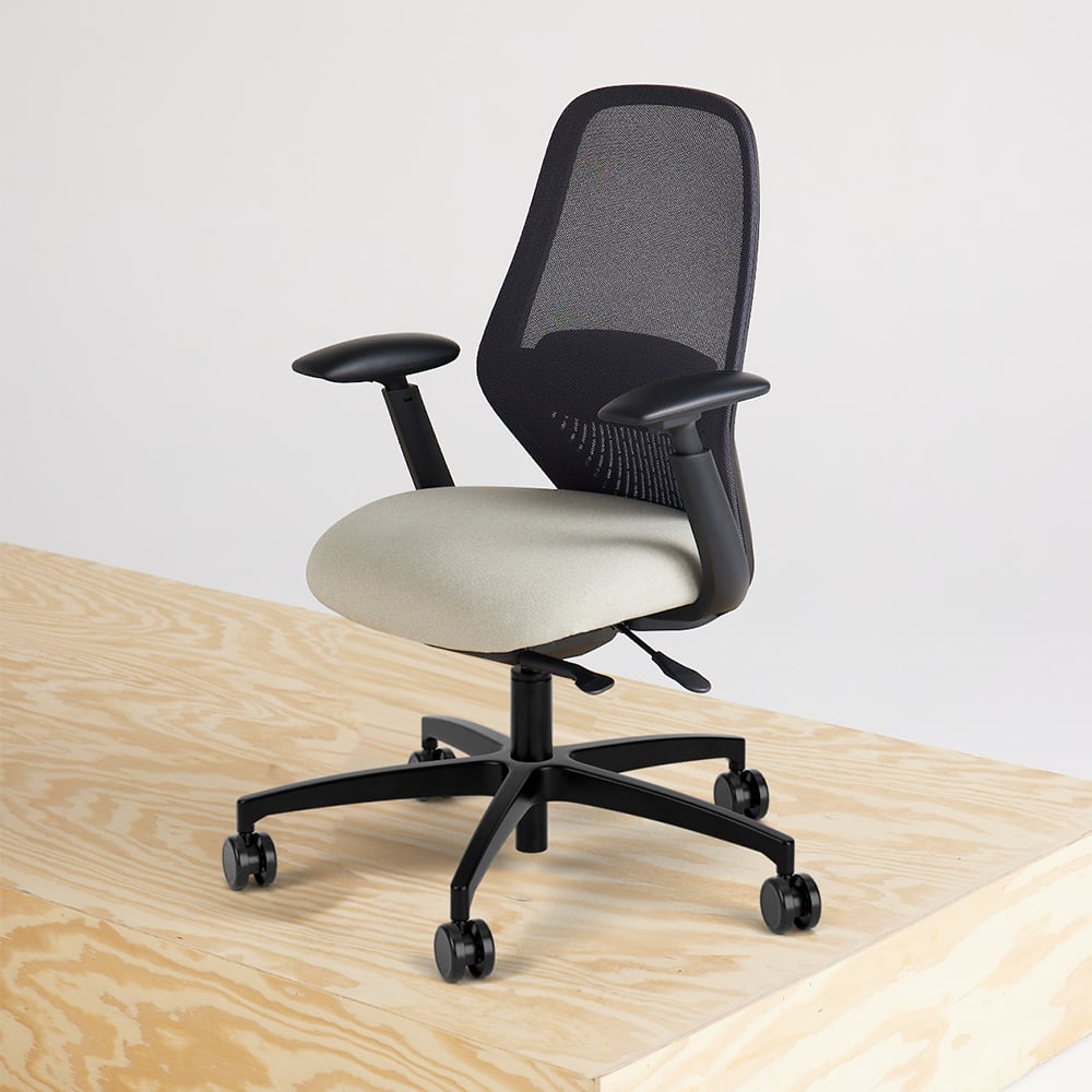 rise-chair-black-framework-black-mesh-adjustable-arm-tan-seat-front45