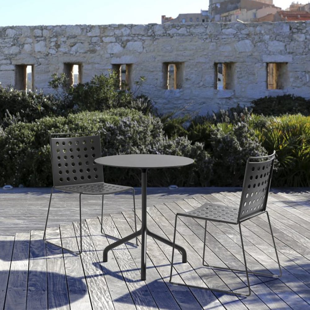 splash-air-anthracite-chairs-at-table-poolside
