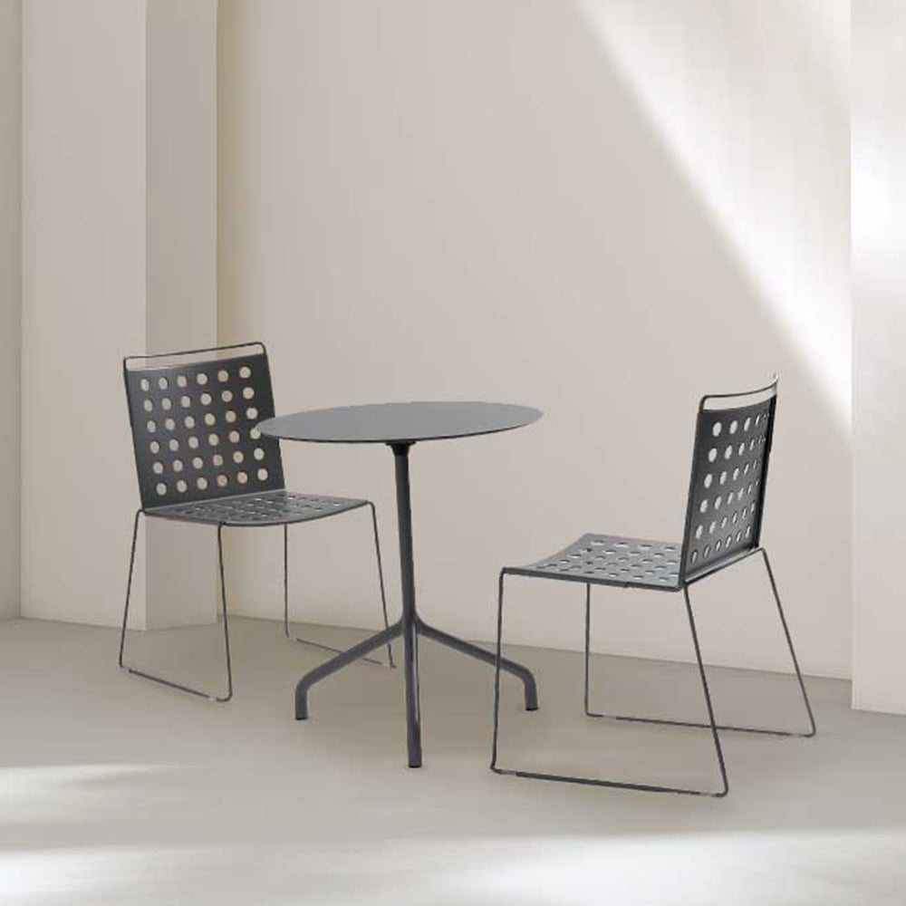 splash-air-anthracite-chairs-at-table