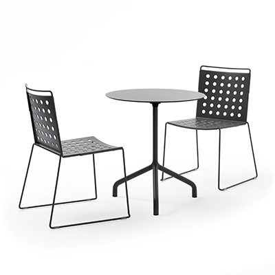 Splash Air chairs with an Oreka table in an anthracite finish