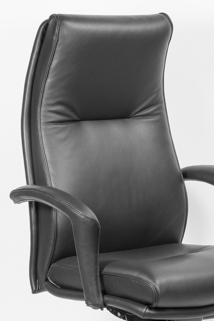 Linate single shell in black leather & upholstered arm