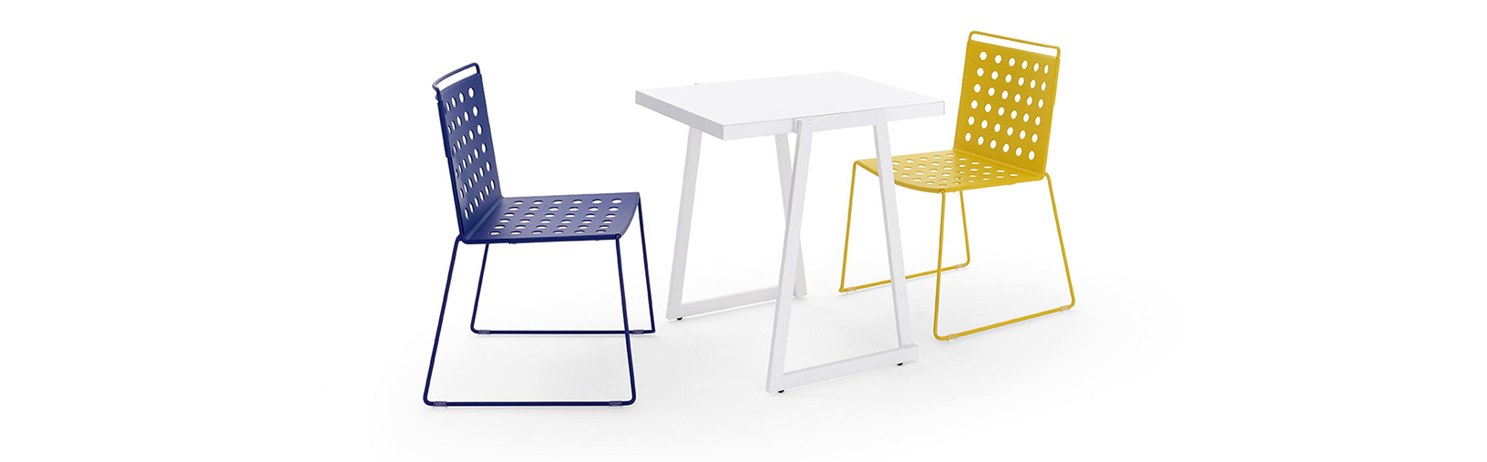 Splash Air chairs with a white Cortina.026 table